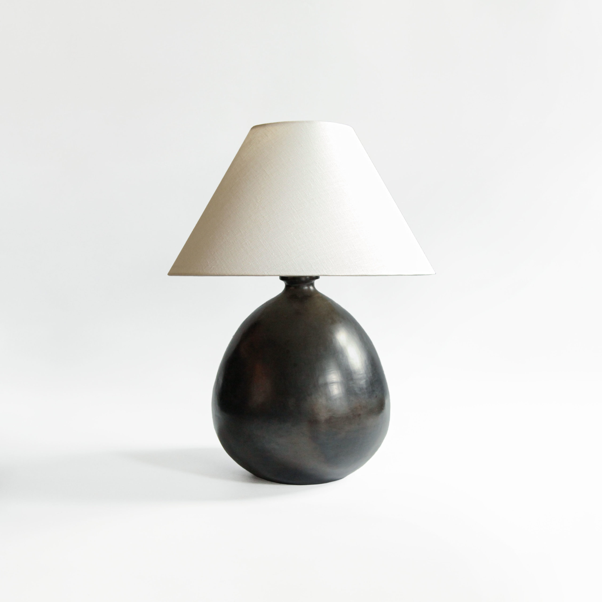 <a href="https://www.lavivahome.mom/shop/lighting/barro-burnido-table-lamps/">Barro Bruñido Collection</a><br /><span style="font-size:9pt;" > Barro Negro Lamp</span> - Image 5