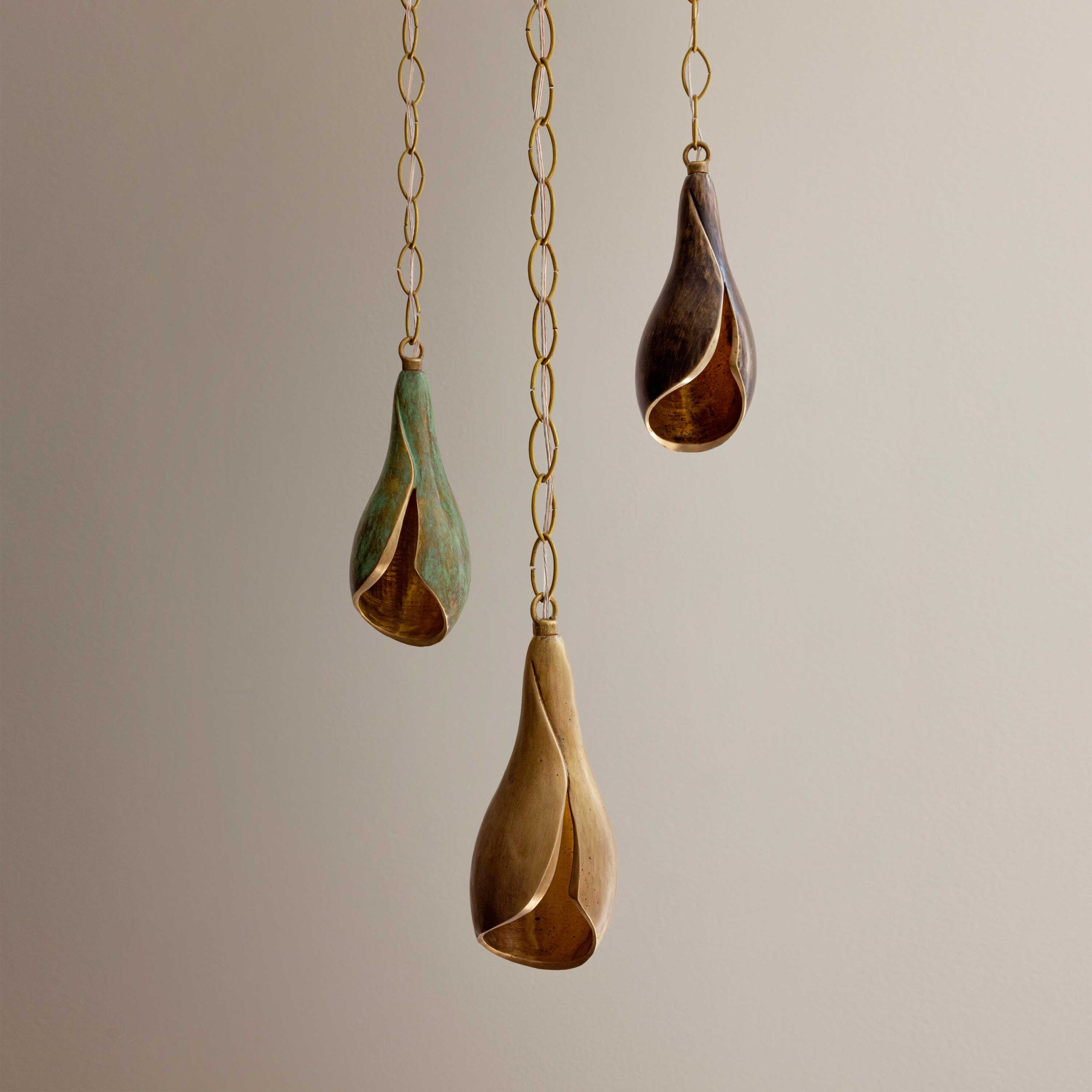 <a href="https://www.lavivahome.mom/shop/lighting/flor-de-bronce-collection/">Flor de Bronce Collection</a><br /><span style="font-size:9pt;" > Lirio Pendant</span> - Image 7