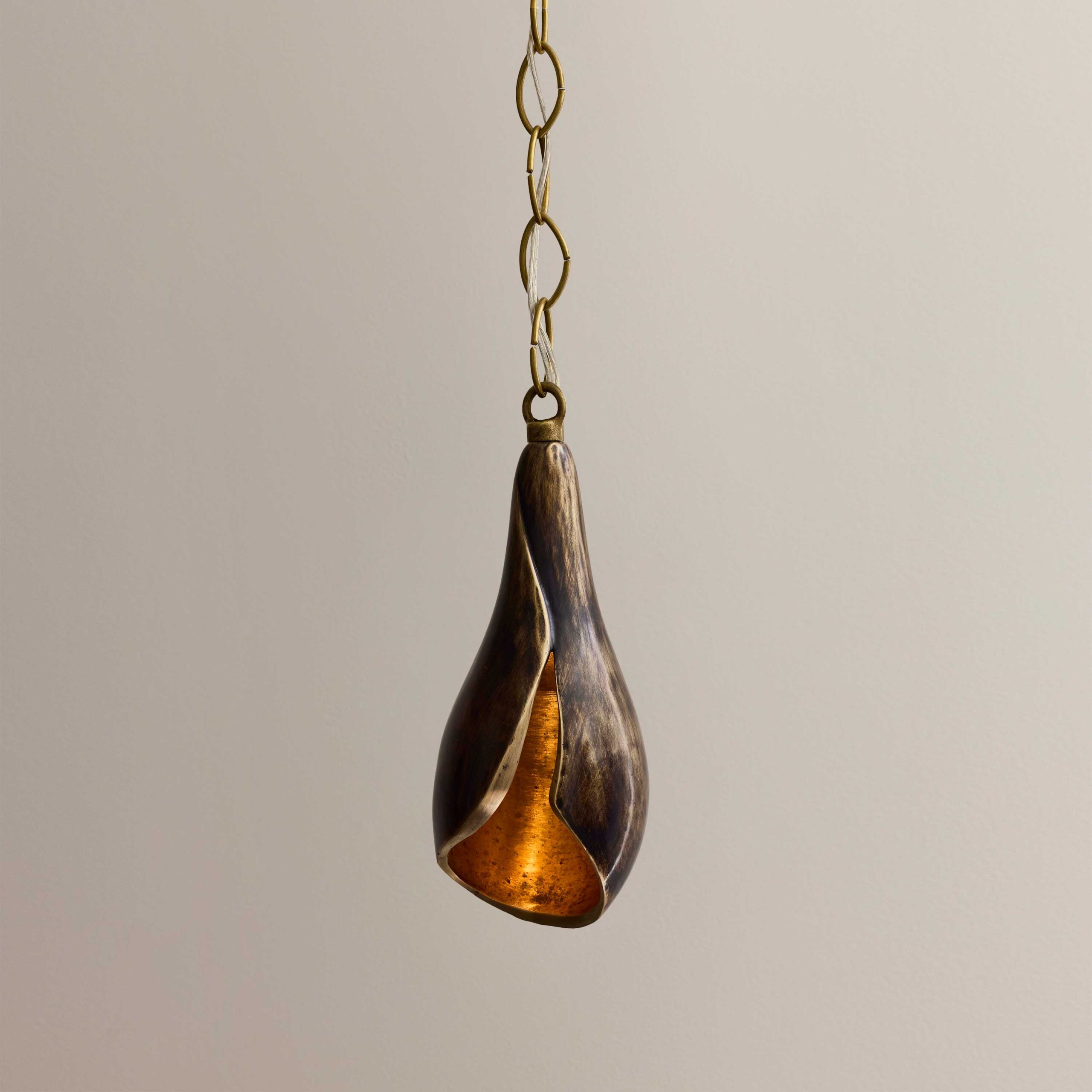 <a href="https://www.lavivahome.mom/shop/lighting/flor-de-bronce-collection/">Flor de Bronce Collection</a><br /><span style="font-size:9pt;" > Lirio Pendant</span> - Image 2