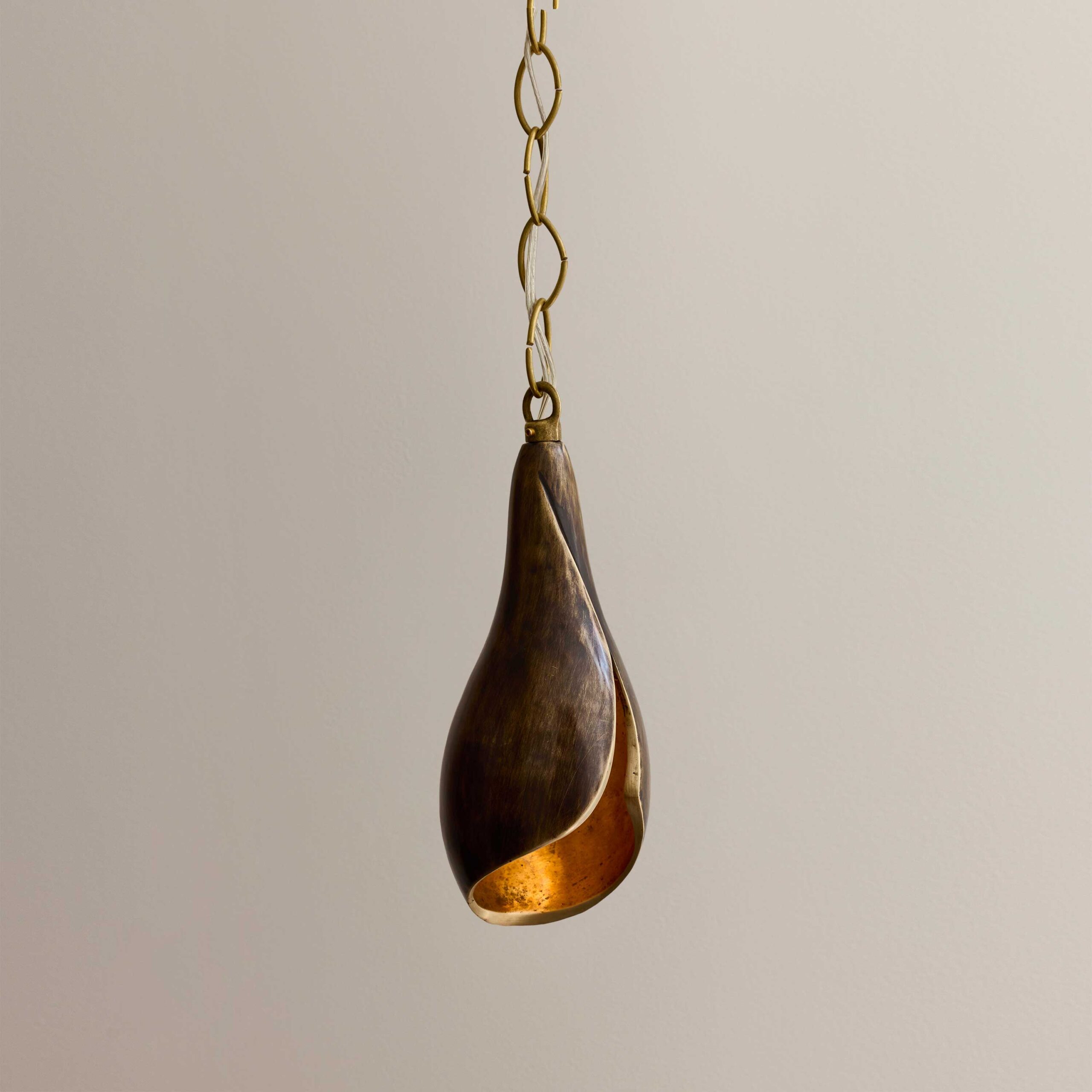 <a href="https://www.lavivahome.mom/shop/lighting/flor-de-bronce-collection/">Flor de Bronce Collection</a><br /><span style="font-size:9pt;" > Lirio Pendant</span> - Image 5