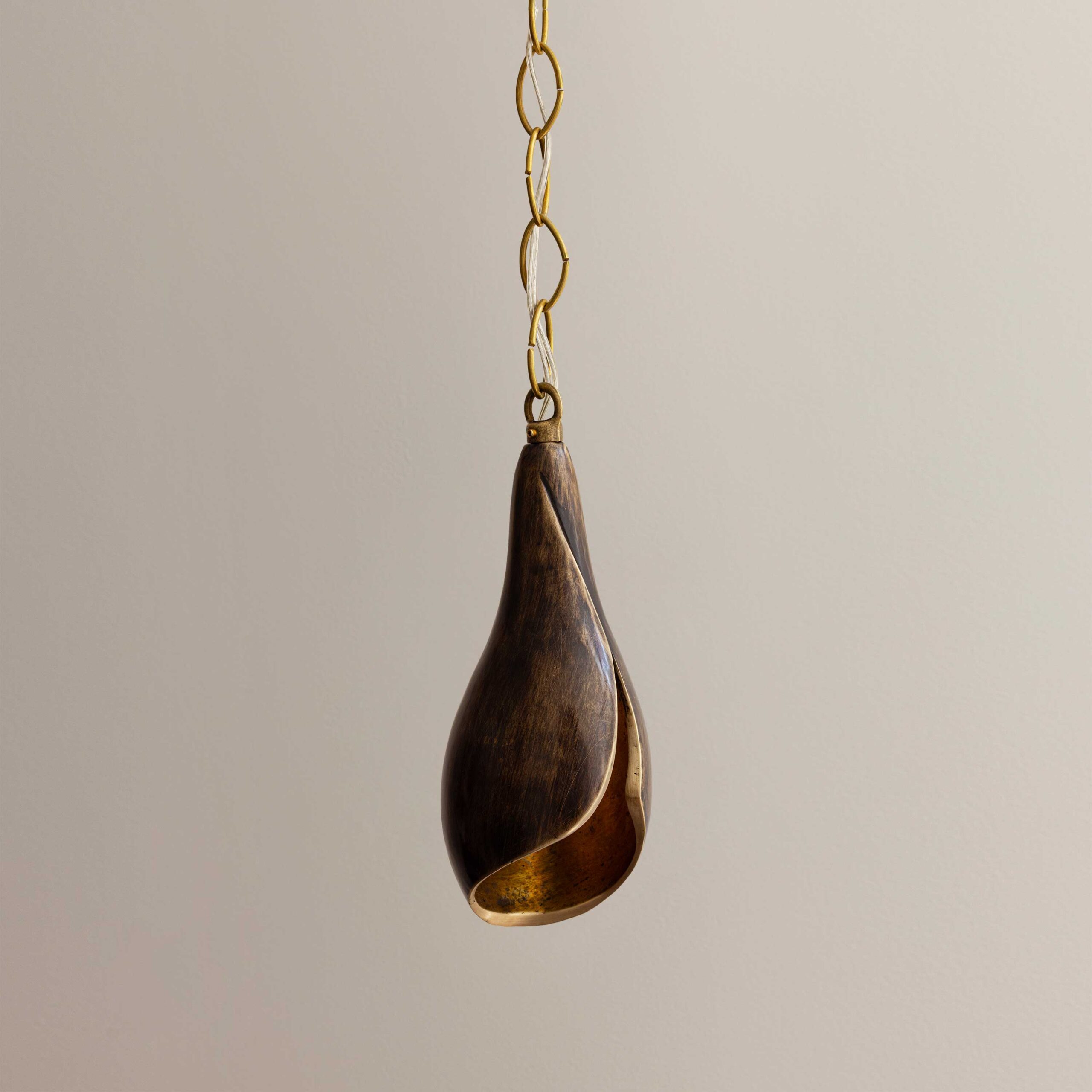 <a href="https://www.lavivahome.mom/shop/lighting/flor-de-bronce-collection/">Flor de Bronce Collection</a><br /><span style="font-size:9pt;" > Lirio Pendant</span> - Image 4