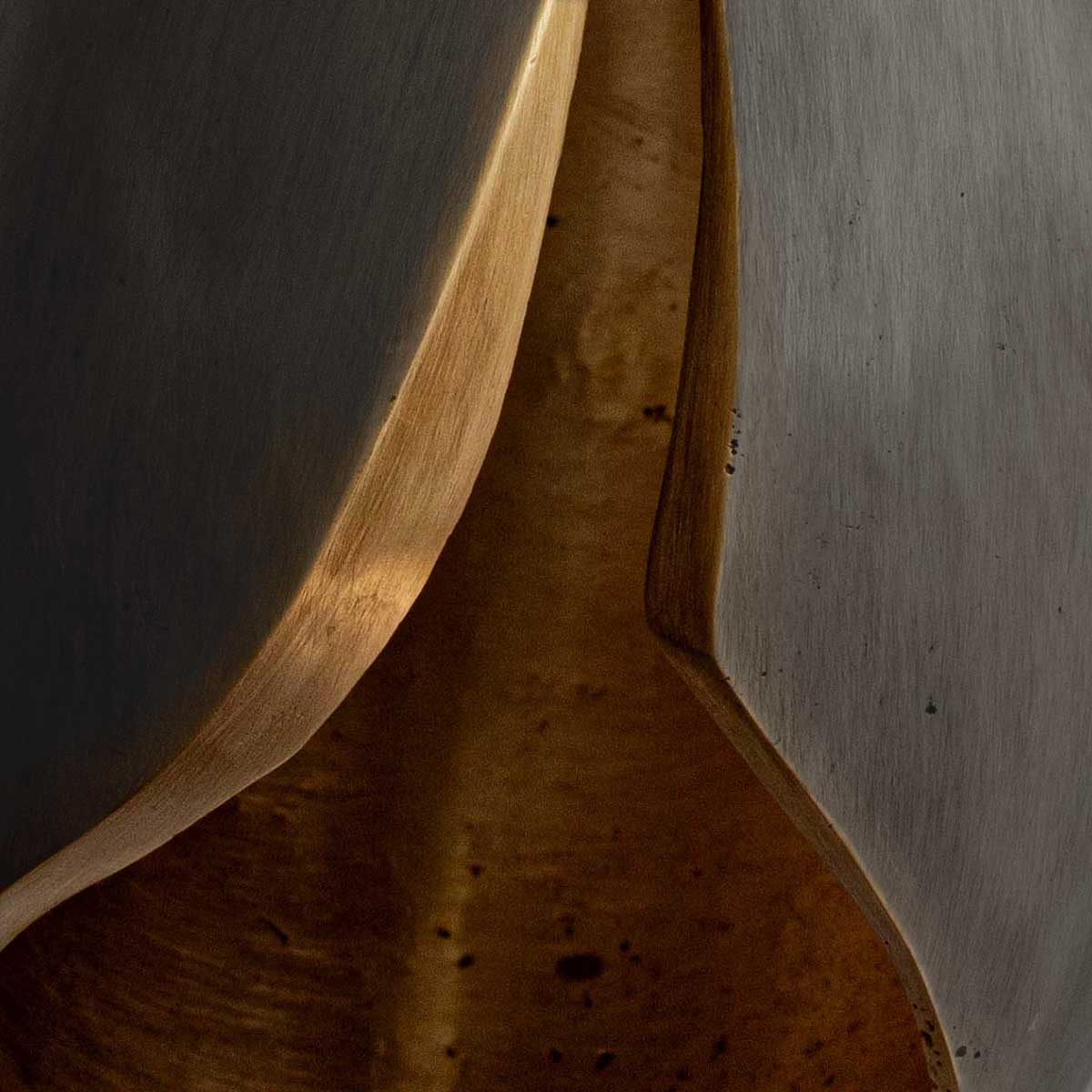 Flor-de-Bronce_Lirio_Ceniza Lirio pendant in ceniza finish detail